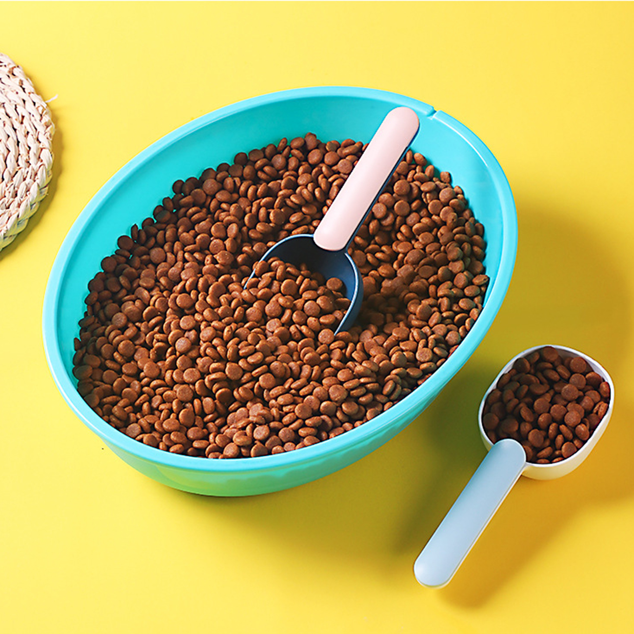 Multifunctional Dog Spoon Pet Feeding Spoon With Sealed Bag Clip Creative Measuring Cup Curved Design,Easy To Clean