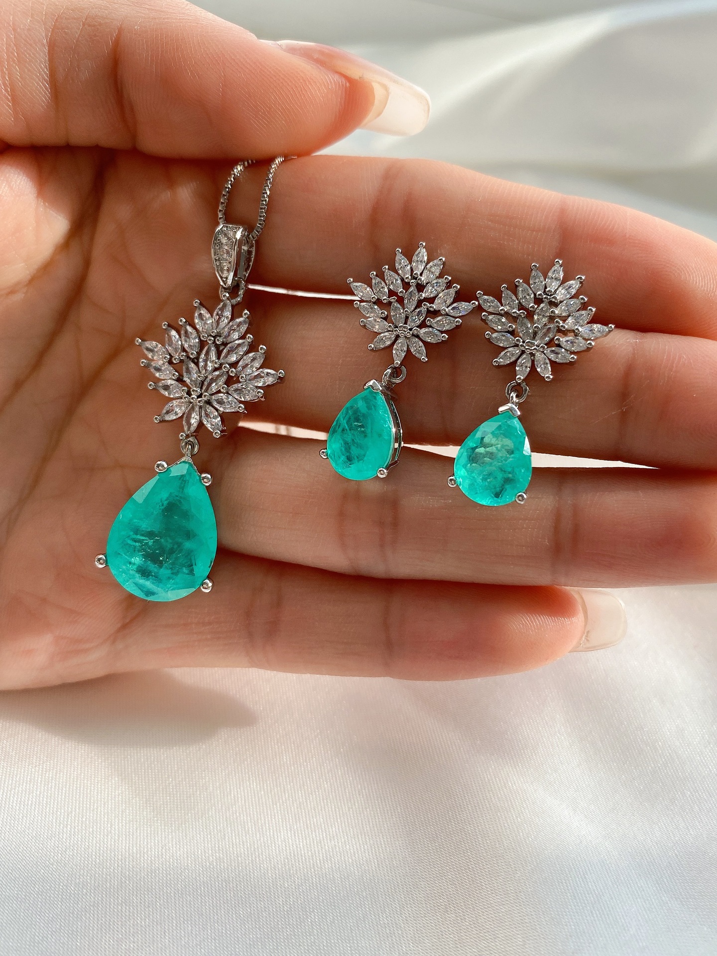 Megin D White Gold Luxury Crystal Flower Drop Stone Vintage Boho Pendant Collar Necklace Stud Earring Jewelry
Megin D White Gold Luxury Crystal Flower Drop Stone Vintage Boho Pendant Collar Necklace Stud Earring Jewelry