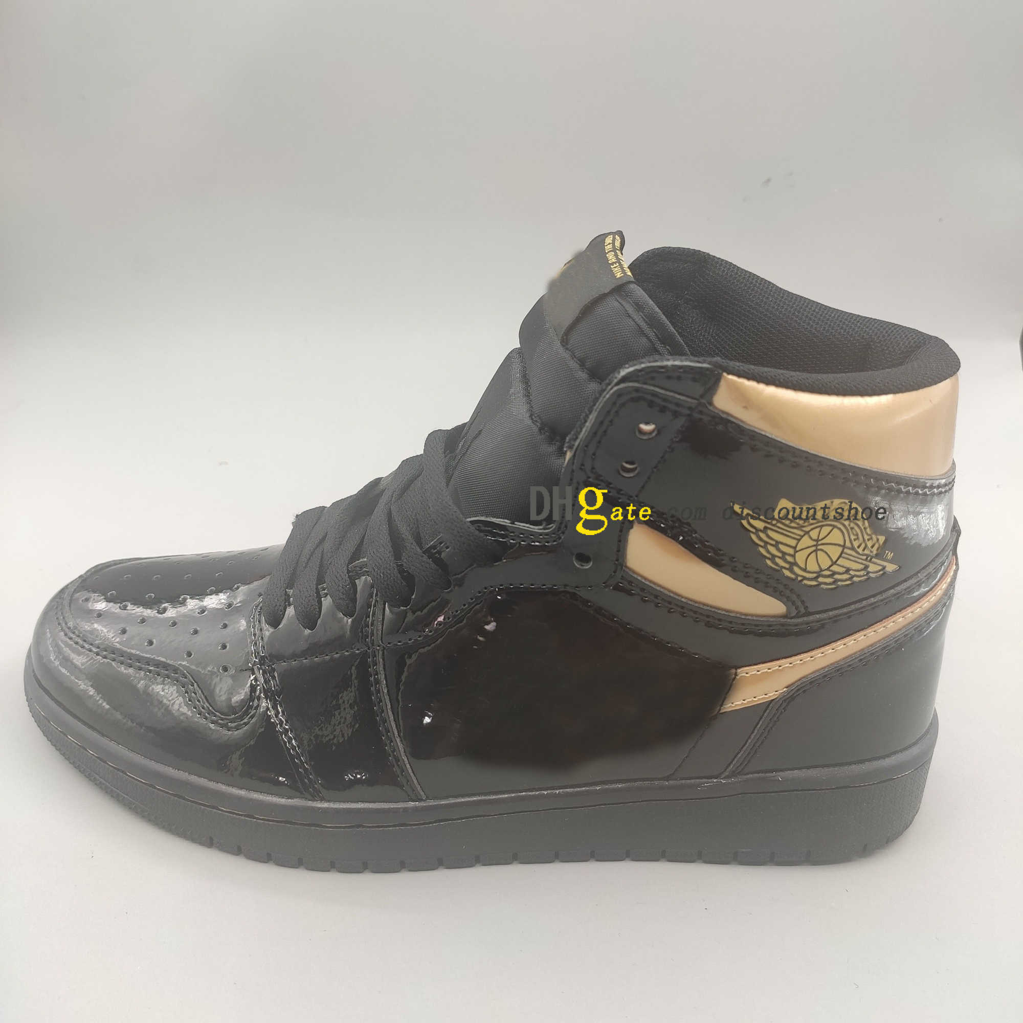 1 High OG Black Metallic Gold Basketball shoes 1s Mens Womens shoe Sneakers for size 36-46 555088 032, 555088 140
1 High OG Black Metallic Gold Basketball shoes 1s Mens Womens shoe Sneakers for size 36-46 555088 032, 555088 140