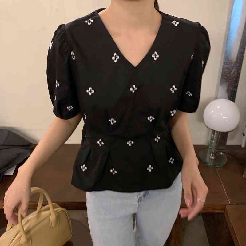 White V Neck Puff Sleeve Floral Embroidery Blouse Women Fashion Sweet Chic Korean Summer Slim Waist Temperament Short Top 210429