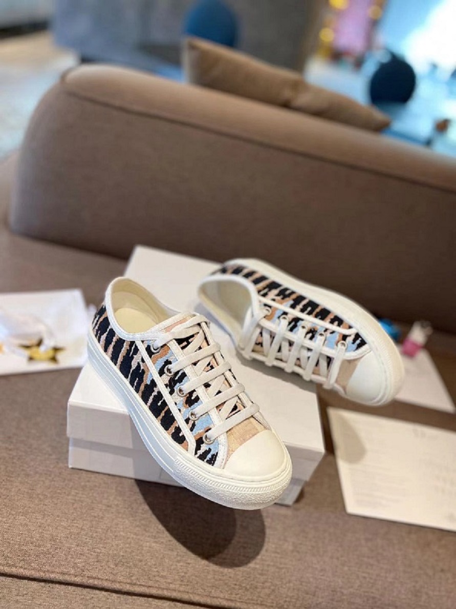 Top quality designer lady Flat Casual shoes leather platform lace-up woman's TPU Rubber outsole Embroidery canvas fashion Printed shoe, Black
Top quality designer lady Flat Casual shoes leather platform lace-up woman's TPU Rubber outsole Embroidery canvas fashion Printed shoe, Black