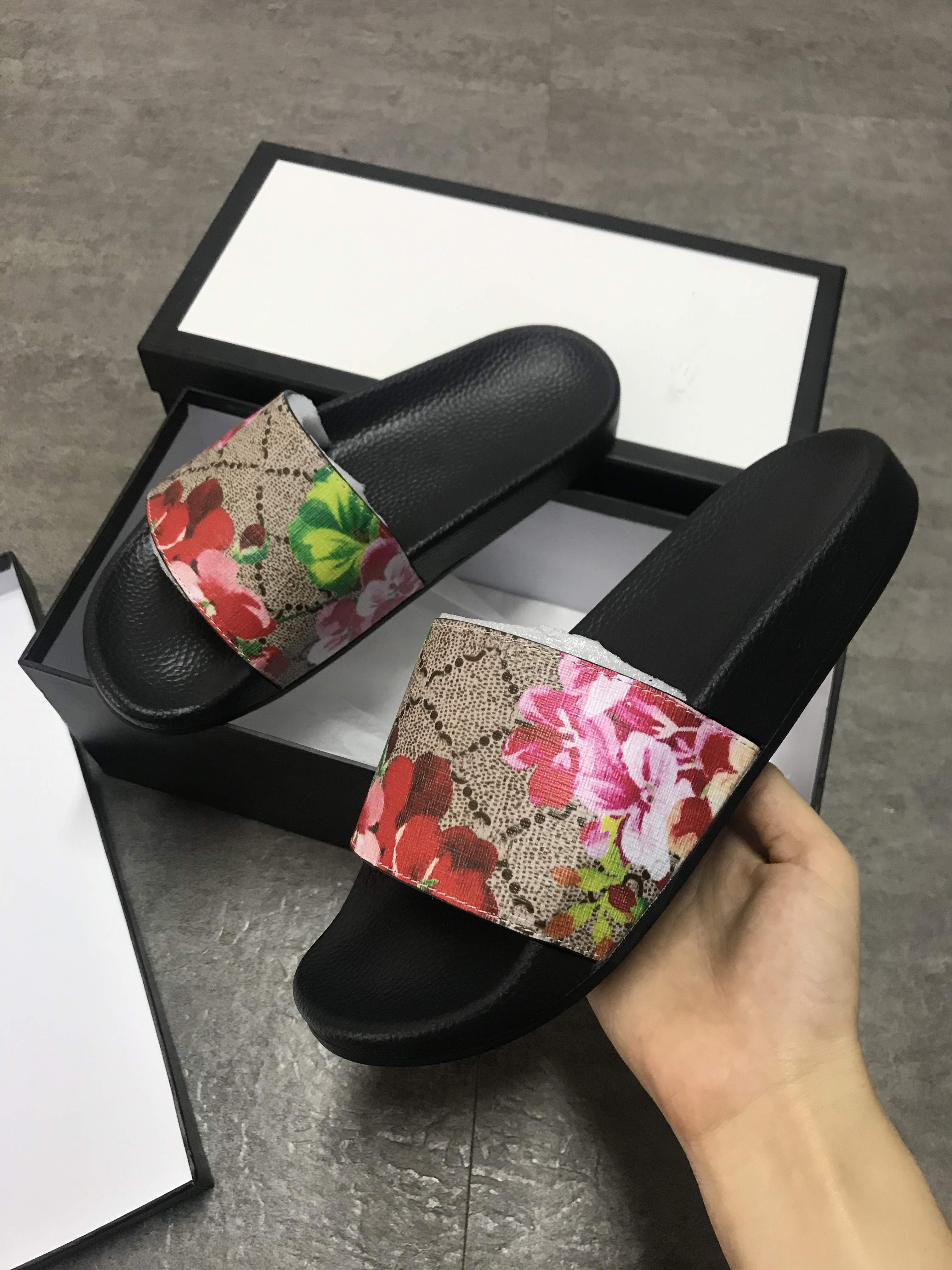 2021Classic Rubber Slides Men Slipper Gear Bottoms Flip Flops Women Designer Striped Flowers Pearl Sandal 36 Colors Fashion Summer Beach Shoes With Box, 29
2021Classic Rubber Slides Men Slipper Gear Bottoms Flip Flops Women Designer Striped Flowers Pearl Sandal 36 Colors Fashion Summer Beach Shoes With Box, 29