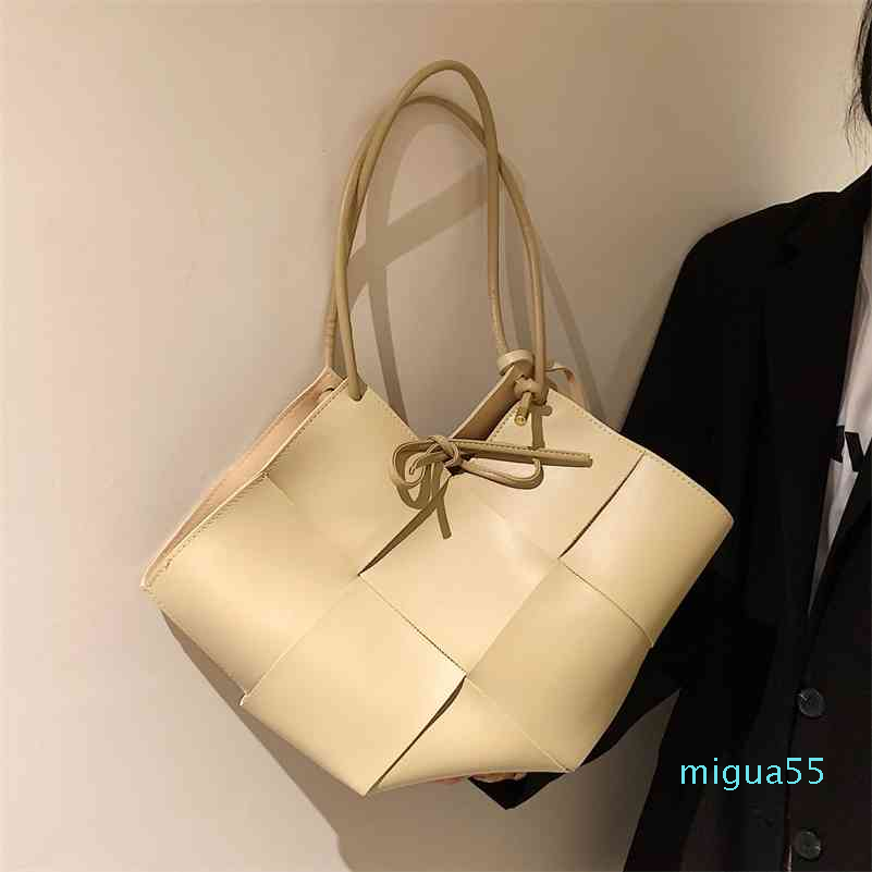 Advanced sense woven women's autumn armpit bag versatile large capacity Single Shoulder Tote Bag
Advanced sense woven women's autumn armpit bag versatile large capacity Single Shoulder Tote Bag