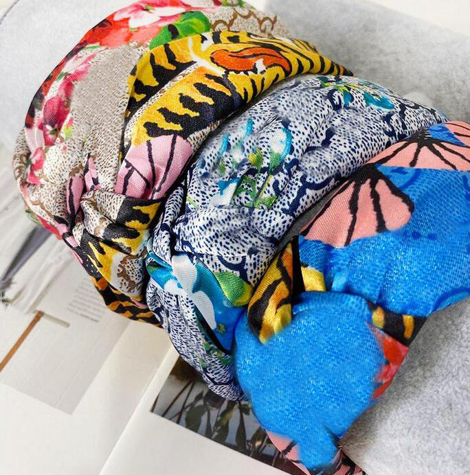 20colors Lots Fashion Designer Brand Letter print Headband Wide Edge Knotted headbands Luxury Turban Hair Hoop Headwear Accessories for Women Girls
20colors Lots Fashion Designer Brand Letter print Headband Wide Edge Knotted headbands Luxury Turban Hair Hoop Headwear Accessories for Women Girls