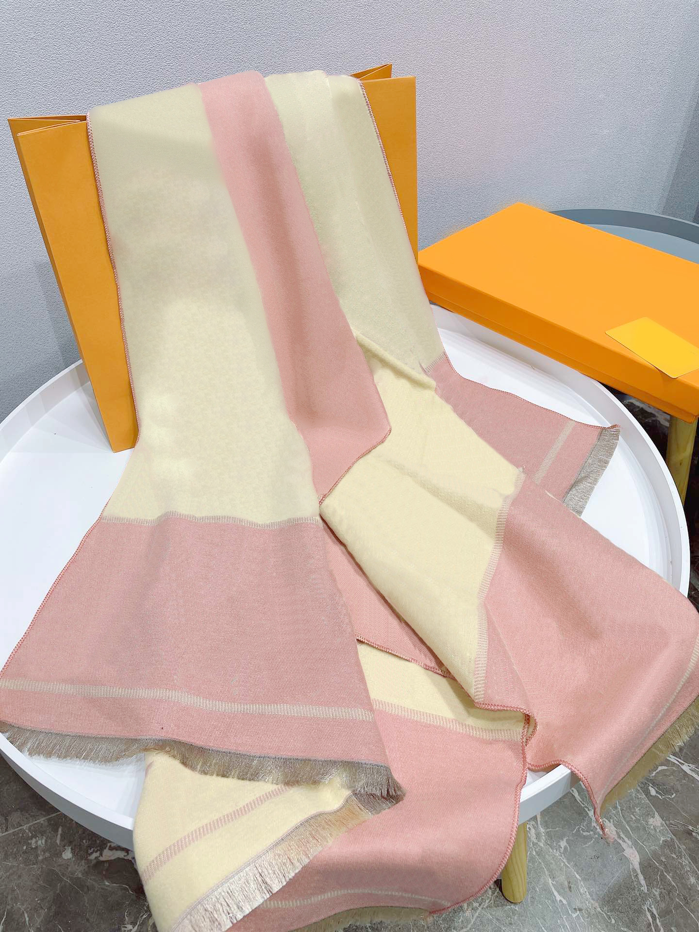 Top quality Four leaf clover Scarves Fashion winter cashmere Wraps women senior Single layer chiffon letter flower silk lace Pashmina scarf warm with box 180 * 65cm
Top quality Four leaf clover Scarves Fashion winter cashmere Wraps women senior Single layer chiffon letter flower silk lace Pashmina scarf warm with box 180 * 65cm
