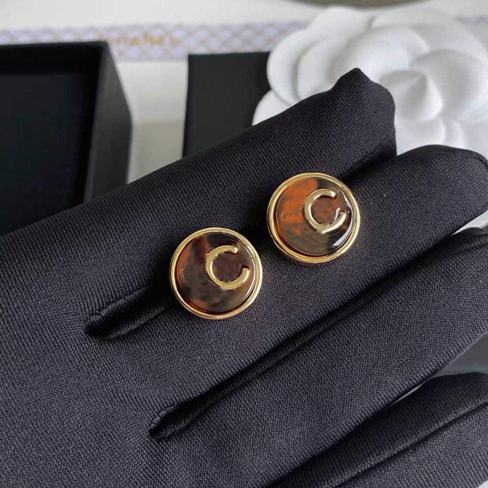 2022 Top quality charm small round shape stud earring with resin part design in 18k gold plated Have box stamp PS7184
2022 Top quality charm small round shape stud earring with resin part design in 18k gold plated Have box stamp PS7184