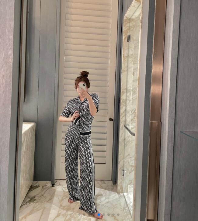 2021 women' new fashion suit casual lazy letter printed short-sleeved shirt + trousers two-piece loose suit, Blue
2021 women' new fashion suit casual lazy letter printed short-sleeved shirt + trousers two-piece loose suit, Blue
