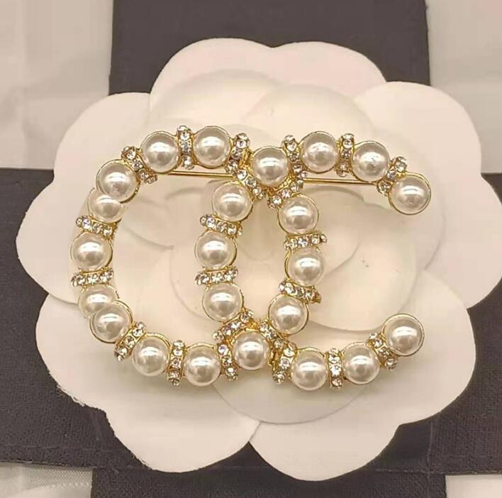 Fashion Trend Designer Mens Womens Suit Collar Pin Brooches Luxury Brand Double Letter Pearl Crystal Rhinestone Geometric Round Brooche Wedding Jewelry Party Gift
Fashion Trend Designer Mens Womens Suit Collar Pin Brooches Luxury Brand Double Letter Pearl Crystal Rhinestone Geometric Round Brooche Wedding Jewelry Party Gift