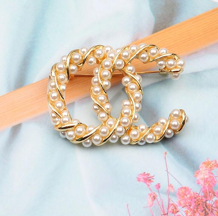 Classic Designer Round Double Letter Gold Silver Pearl Brooch Women Pearl Rhinestone Letter Brooch Suit Laple Pin Fashion Jewelry Accessories, Gray
Classic Designer Round Double Letter Gold Silver Pearl Brooch Women Pearl Rhinestone Letter Brooch Suit Laple Pin Fashion Jewelry Accessories, Gray