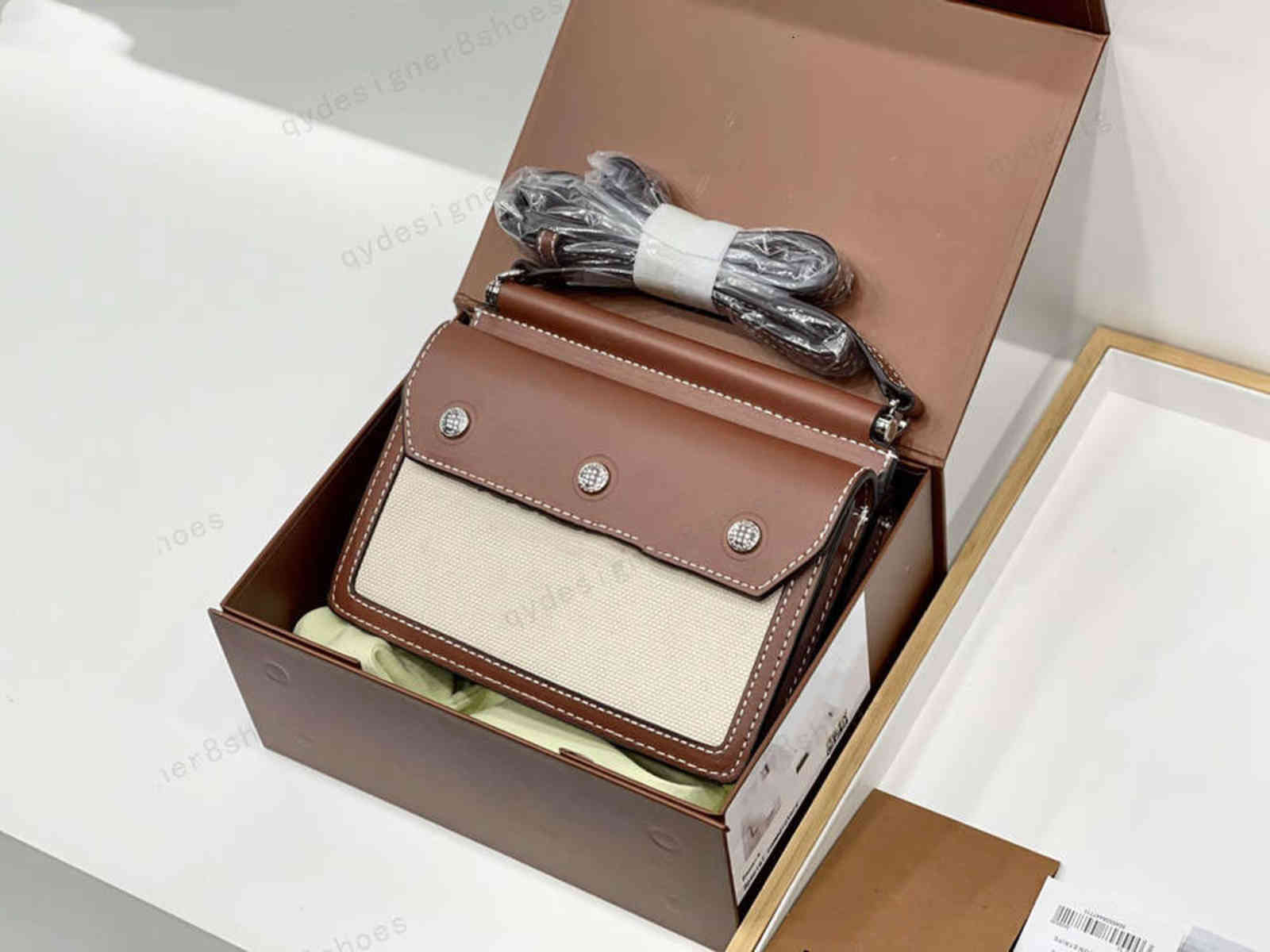 horseferry show printed canvas and leather literary letters retro shoulder bag size 19*15cm, For transportation
horseferry show printed canvas and leather literary letters retro shoulder bag size 19*15cm, For transportation