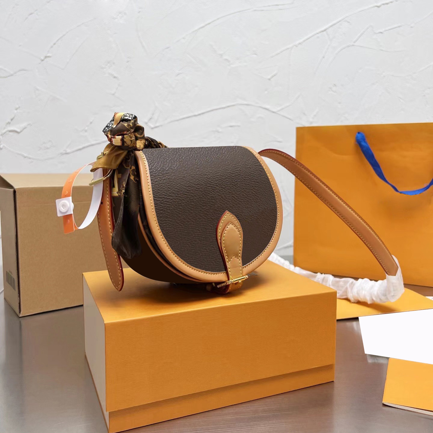 Designers Bags Luxurys women shoulder Saddle bag crossbody handbag lady wallet simple versatile Brown old flower leather handbags with box style very good nice
Designers Bags Luxurys women shoulder Saddle bag crossbody handbag lady wallet simple versatile Brown old flower leather handbags with box style very good nice
