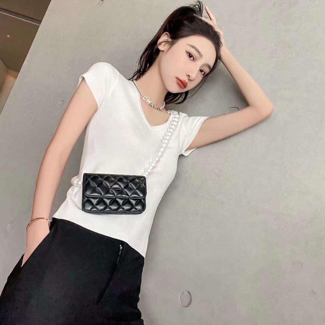 Women' knits High quality temperament V neck thin Qu bead knit embroidered outside wear with a solid color age - reducing jacket
Women' knits High quality temperament V neck thin Qu bead knit embroidered outside wear with a solid color age - reducing jacket