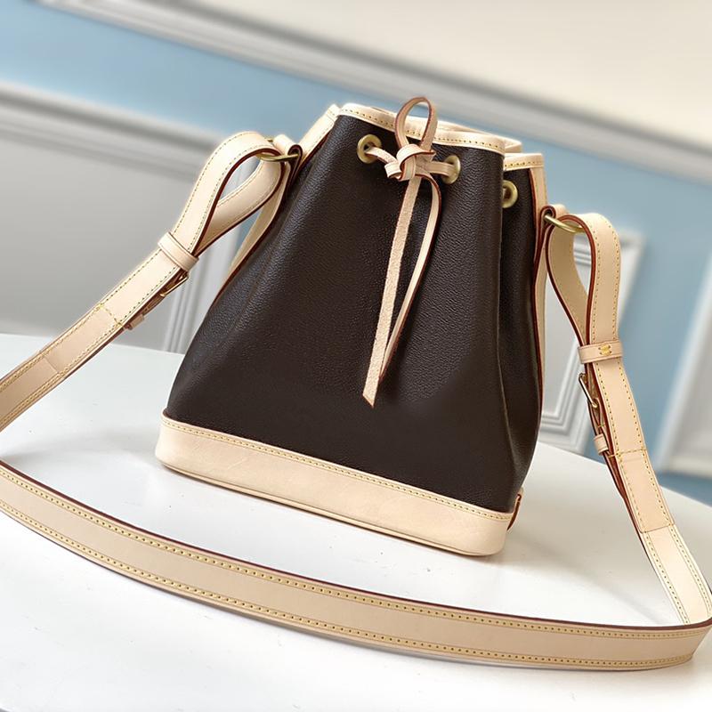 style shoulder bag the bottom is reinforced with leather pull strap on leather and a longer belt for casual straddle sitting bags 
style shoulder bag the bottom is reinforced with leather pull strap on leather and a longer belt for casual straddle sitting bags