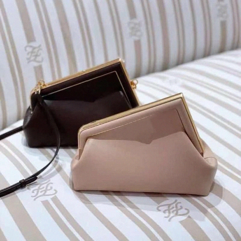Designer luxury handbag Designer Bags Women's f Family First Metal Latch Clip Single Shoulder Messenger Holding Dinner Cloud Clutch Bag i58r#
Designer luxury handbag Designer Bags Women's f Family First Metal Latch Clip Single Shoulder Messenger Holding Dinner Cloud Clutch Bag i58r#