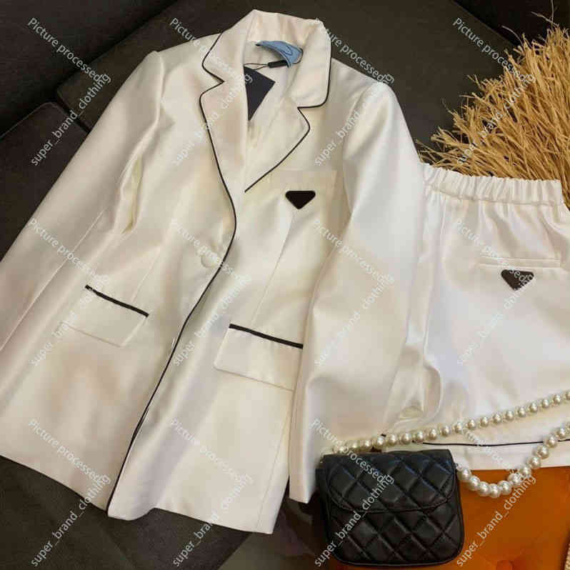 fashion brand Tow Piece Sets triangle classic black and contrast color bonded foreign style loose wide leg shorts two-piece female suit, White
fashion brand Tow Piece Sets triangle classic black and contrast color bonded foreign style loose wide leg shorts two-piece female suit, White