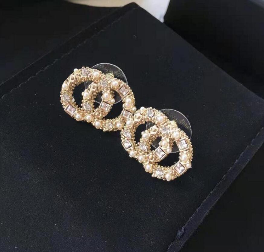 Wholesale Quality Pearl Crystal Rhinestone Charm Stud Earrings Luxury Womens Brand Designer Letter Pendant Earring 18K Gold Plated Earstud Women Swedding Jewelry
Wholesale Quality Pearl Crystal Rhinestone Charm Stud Earrings Luxury Womens Brand Designer Letter Pendant Earring 18K Gold Plated Earstud Women Swedding Jewelry