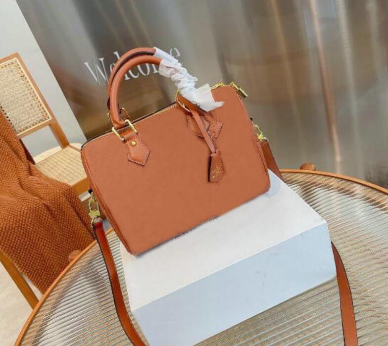 25CM BANDOULIERE embossing travel Bag Nano Lychee leather Tote Handbag Retiro 40392 Women Shoulder Bags 2022 Designer body Key Lock, Khaki
25CM BANDOULIERE embossing travel Bag Nano Lychee leather Tote Handbag Retiro 40392 Women Shoulder Bags 2022 Designer body Key Lock, Khaki