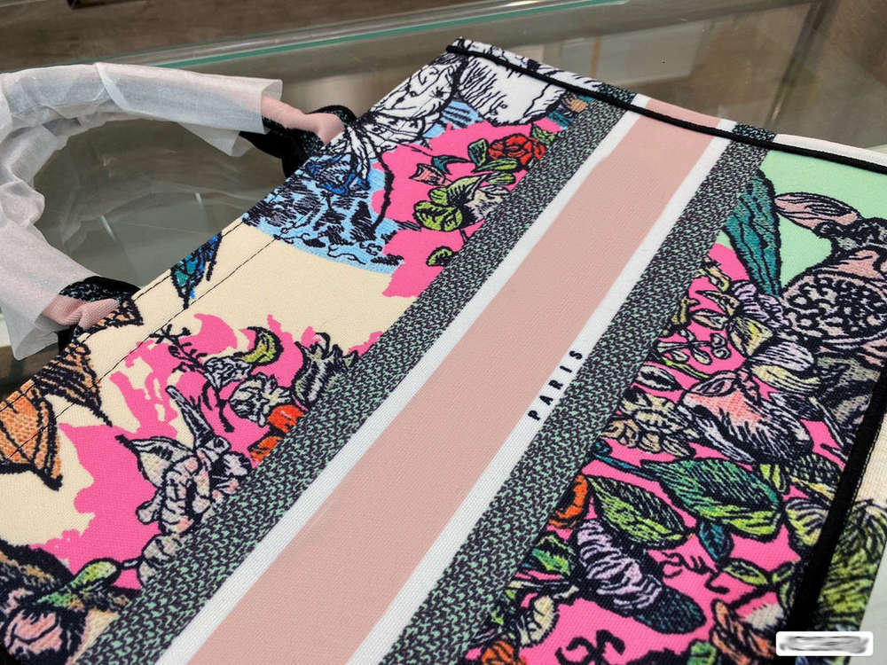 2021 Original high quality luxury brand shopping bag ladies canvas flower buckle classic fashion trend
2021 Original high quality luxury brand shopping bag ladies canvas flower buckle classic fashion trend