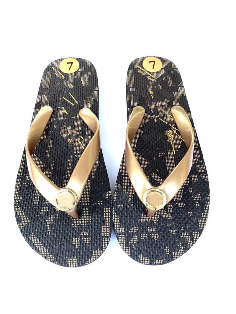 Women Men Beach slippers Summer fashion woman flip flops leather lady Slippers Metal shoes Flat Ladies slippers M8185
Women Men Beach slippers Summer fashion woman flip flops leather lady Slippers Metal shoes Flat Ladies slippers M8185
