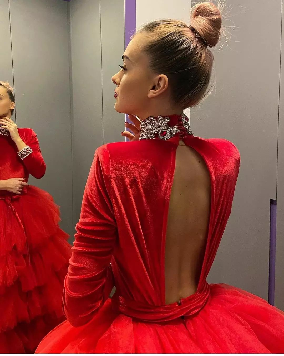 Red Velvet Ball Gown Wedding Dress Crystal Beading Long Sleeve Tiered Ruffles Bridal Gowns Sexy Hollow Back Bride robes de mariée