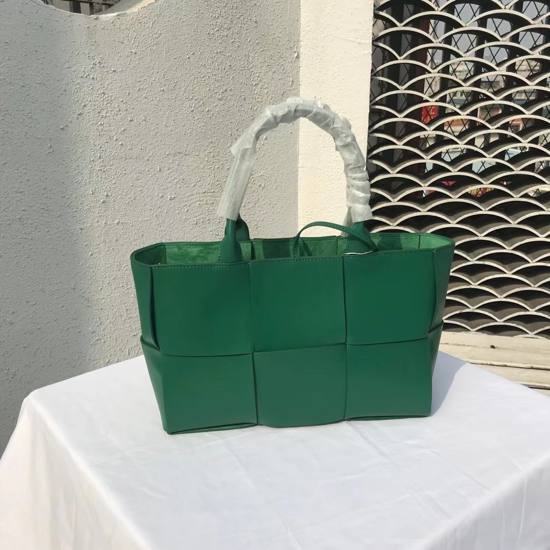 Genuine Leather Large Capacity Woven Handbag Shopper Tote Bag Luxury Designer Brand Beach Bag for Women, Green
Genuine Leather Large Capacity Woven Handbag Shopper Tote Bag Luxury Designer Brand Beach Bag for Women, Green