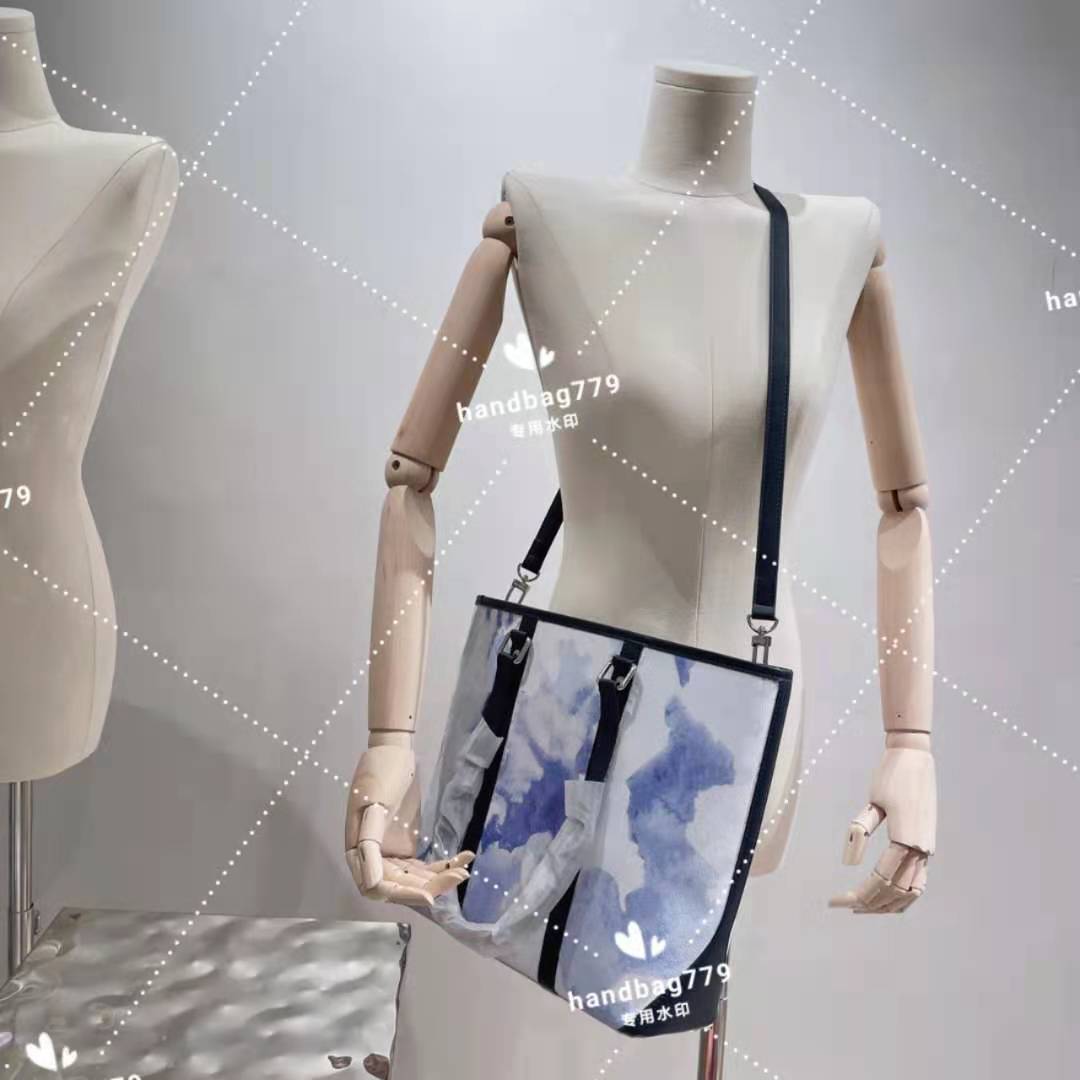 Fashion Luxury blue gradient tote Two tone shopping bag design ink color printing collocated shoulder strap can cross a single travel necessary handbag 30cm, Customize
Fashion Luxury blue gradient tote Two tone shopping bag design ink color printing collocated shoulder strap can cross a single travel necessary handbag 30cm, Customize