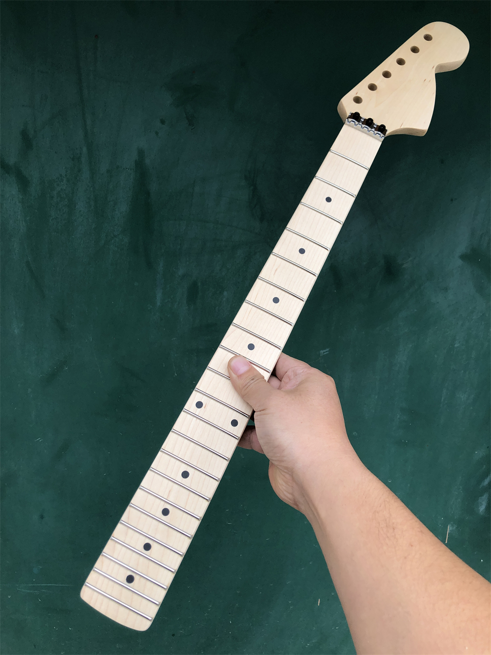 New Guitar Neck 22 frets 25.5inch Maple Fingerboard Dot inlay Locking nut Matt finish Big head
New Guitar Neck 22 frets 25.5inch Maple Fingerboard Dot inlay Locking nut Matt finish Big head