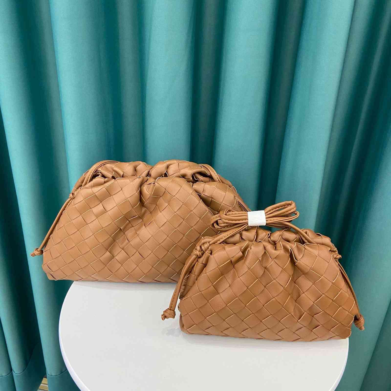 Weaving Yunduo Bag Soft Dumpling Bag 2021 New Korean Women's Bag Fashion One Shoulder Slanting Across The Hand
Weaving Yunduo Bag Soft Dumpling Bag 2021 New Korean Women's Bag Fashion One Shoulder Slanting Across The Hand
