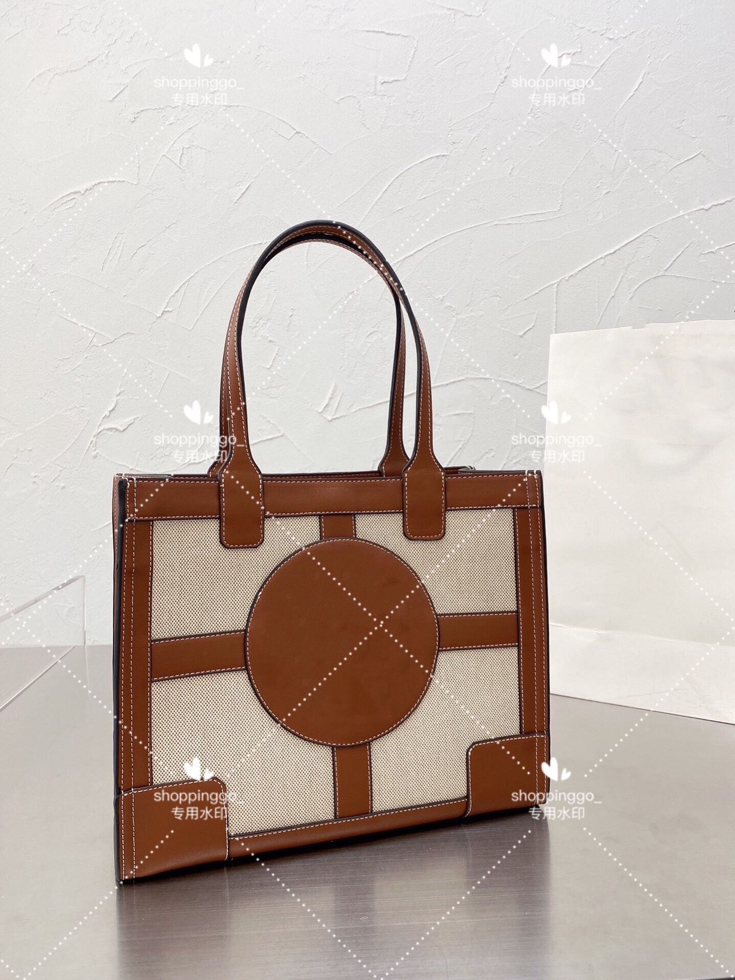 Luxury designer hand bag with metal texture, fashion and classic female brand leather, super-large capacity, single shopping bags, shoulder
Luxury designer hand bag with metal texture, fashion and classic female brand leather, super-large capacity, single shopping bags, shoulder