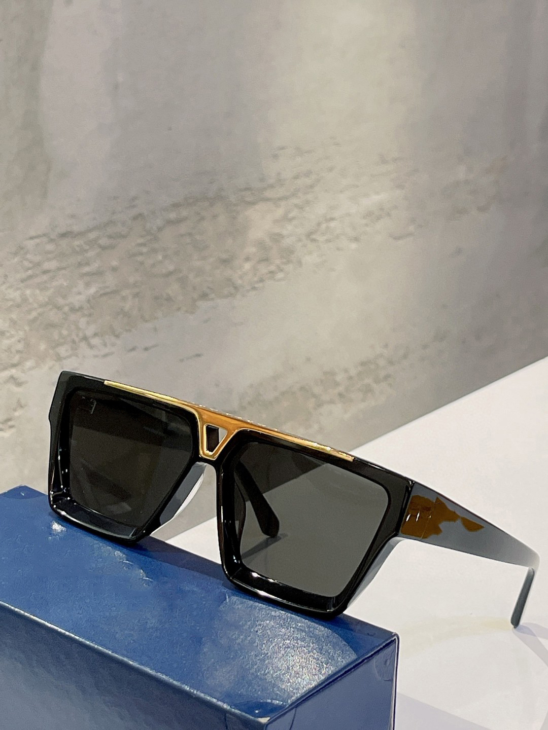 ROUIS Top Z1502 Original high quality Designer Sunglasses for men famous fashionable Classic retro luxury brand eyeglass fashion design women catwalk glasses
ROUIS Top Z1502 Original high quality Designer Sunglasses for men famous fashionable Classic retro luxury brand eyeglass fashion design women catwalk glasses