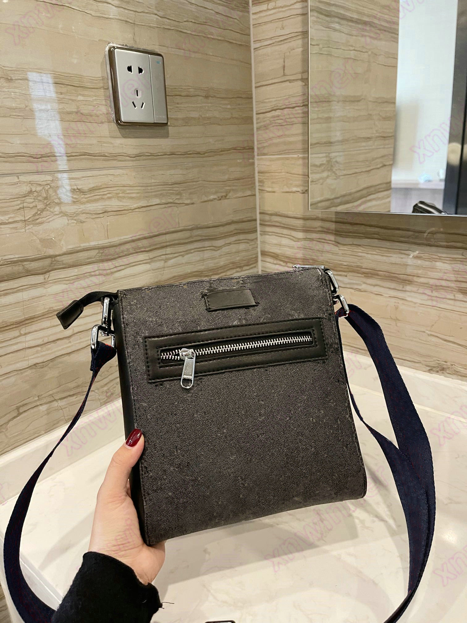 Night Courrier 474137 Designer Messenger Bag Mens Bestiary Tigers UFO Shoulder Handbag Designers Luxurys Cross body Briefcases Mans Brand Pu
Night Courrier 474137 Designer Messenger Bag Mens Bestiary Tigers UFO Shoulder Handbag Designers Luxurys Cross body Briefcases Mans Brand Pu