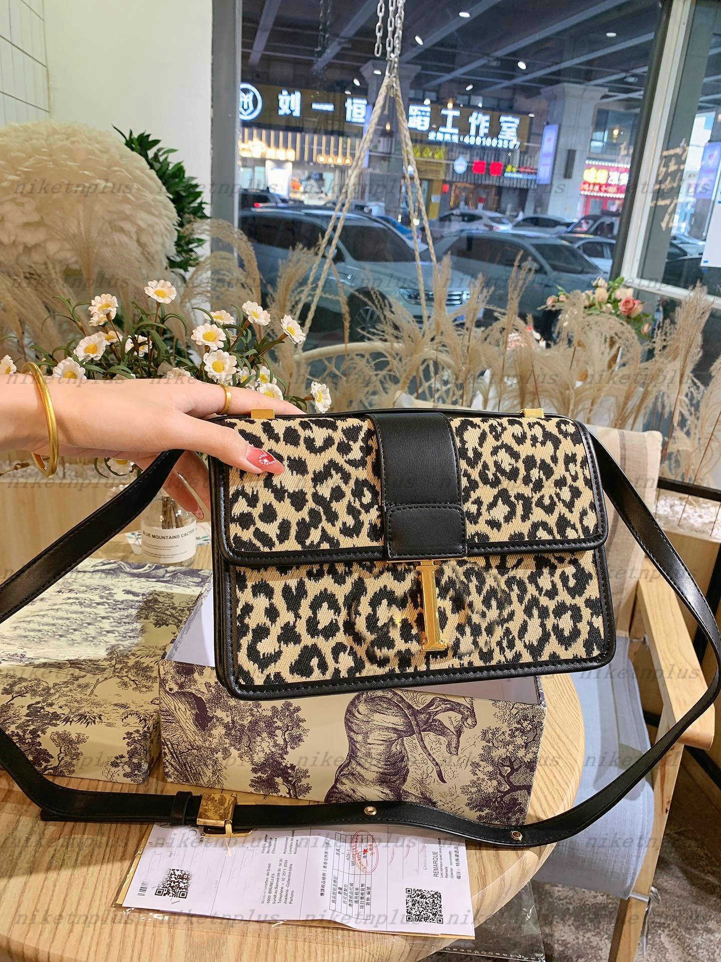 30 Montaignes Leopard Grain Designer Bobby Hobo Saddle Bag Blue Oblique Jacquard Canvas Medium Womens Luxurys Leather Shoulder Bags
30 Montaignes Leopard Grain Designer Bobby Hobo Saddle Bag Blue Oblique Jacquard Canvas Medium Womens Luxurys Leather Shoulder Bags