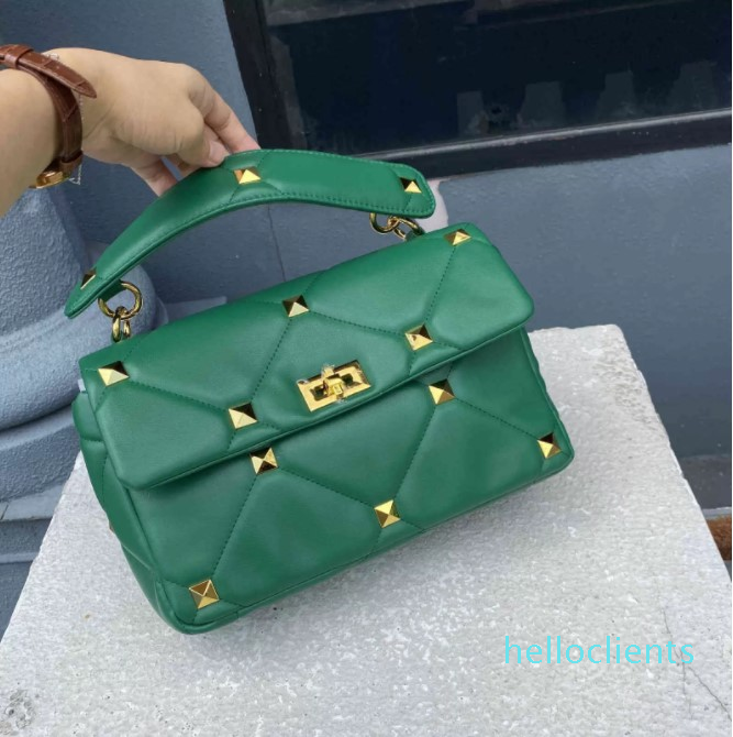 2021 female cowhide rhombic chain rivet Bag Pink lock Crossbody portable square bag, 30cm
2021 female cowhide rhombic chain rivet Bag Pink lock Crossbody portable square bag, 30cm