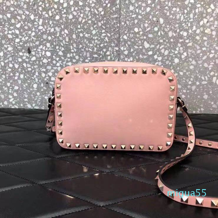 Luxurys designers bags Gold Rivet Hand bags clutch bag Fla Small Flat bag crossbody bags camera bagred black rivet nude Pink red colors, Dust bag
Luxurys designers bags Gold Rivet Hand bags clutch bag Fla Small Flat bag crossbody bags camera bagred black rivet nude Pink red colors, Dust bag