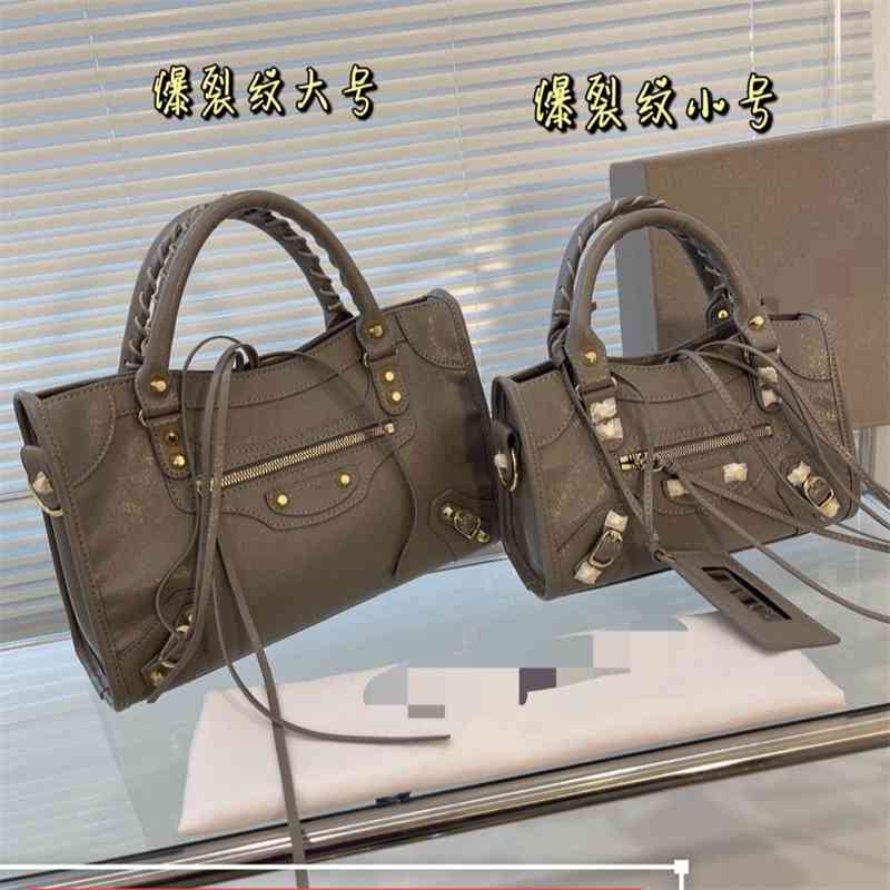 Explodes Luxurys Designer Balencaigas Handbags Motorcycle Bag and Cracks, Women's Single Messenger Bag Is Fashionable, Retro and Versatile
Explodes Luxurys Designer Balencaigas Handbags Motorcycle Bag and Cracks, Women's Single Messenger Bag Is Fashionable, Retro and Versatile