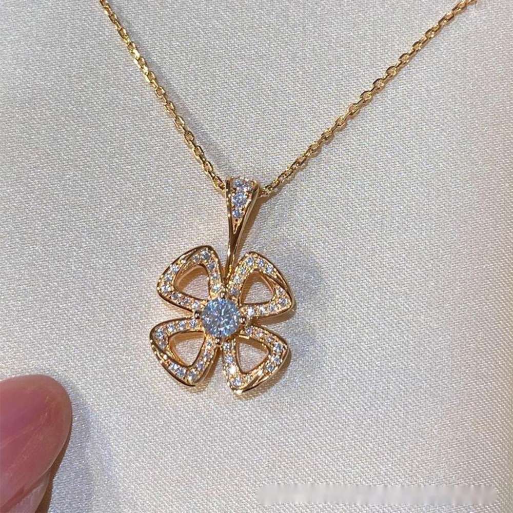 Fioreever chanting Necklace V gold material fading for a cut-out clover inlaid diamond petal, Silver
Fioreever chanting Necklace V gold material fading for a cut-out clover inlaid diamond petal, Silver