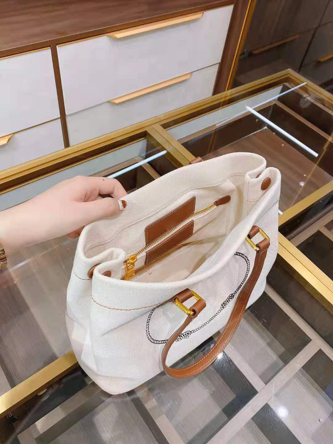 Linen shopping bag large capacity classic letter printing women's handbag summer apricot shoulder bags high quality leather 30*23cm, White
Linen shopping bag large capacity classic letter printing women's handbag summer apricot shoulder bags high quality leather 30*23cm, White