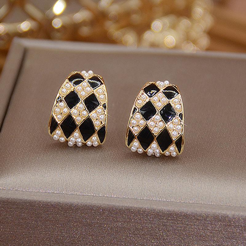 Stud French Temperament Black White Checkerboard Earring For Women Micro Inlaid Zircon 14K Real Gold Jewelry Pendant, Golden;silver
Stud French Temperament Black White Checkerboard Earring For Women Micro Inlaid Zircon 14K Real Gold Jewelry Pendant, Golden;silver