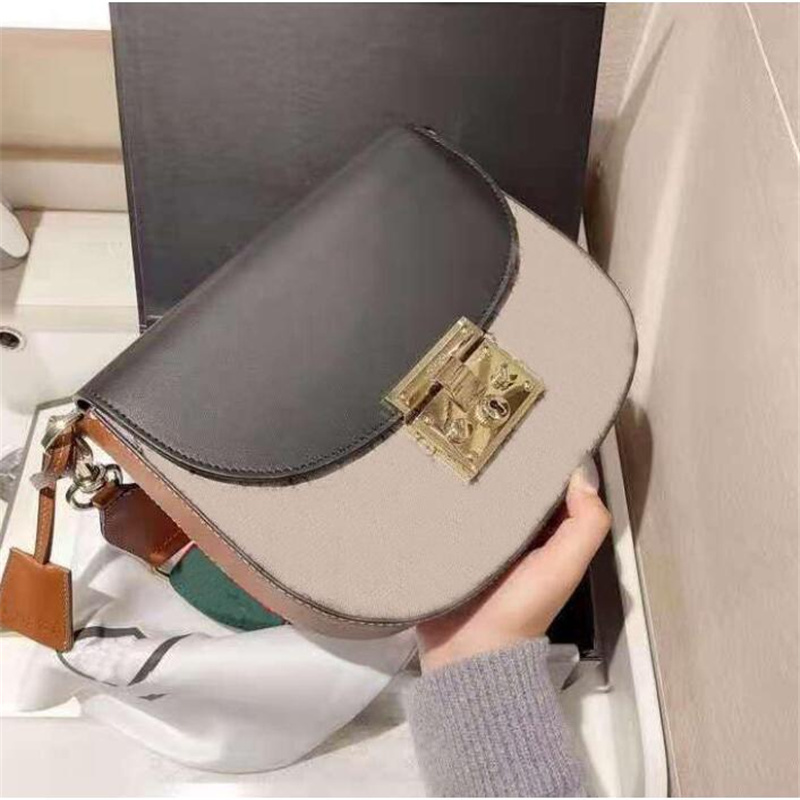 2021 high quality brand ladies handbag diagonal round shoulder bags canvas large capacity with original box and dust bag, Brown
2021 high quality brand ladies handbag diagonal round shoulder bags canvas large capacity with original box and dust bag, Brown