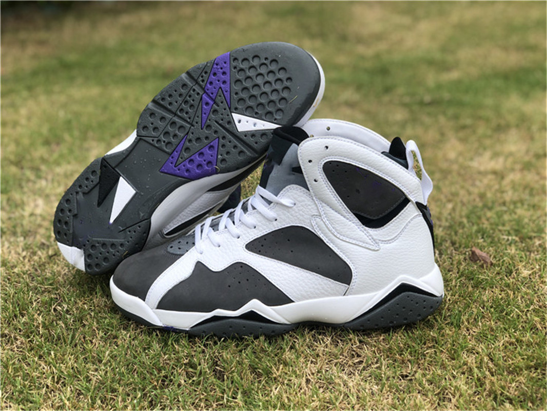 2021 Hottest Authentic 7 Flint Jupman 7s Men Outdoor Shoes CU9307-100 White Grey Black Varsity Purple Retro Suede Sports Sneakers Mens
2021 Hottest Authentic 7 Flint Jupman 7s Men Outdoor Shoes CU9307-100 White Grey Black Varsity Purple Retro Suede Sports Sneakers Mens
