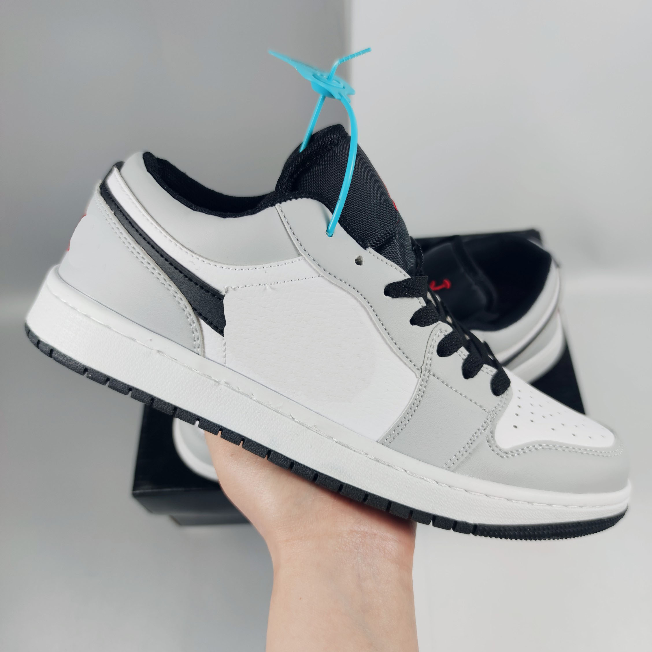 Men low 1 1s Basketball Shoes light smoke grey University blue black metallic silver panda lucky green Arctic punch women Sneakers Dress Shoe, Customize
Men low 1 1s Basketball Shoes light smoke grey University blue black metallic silver panda lucky green Arctic punch women Sneakers Dress Shoe, Customize