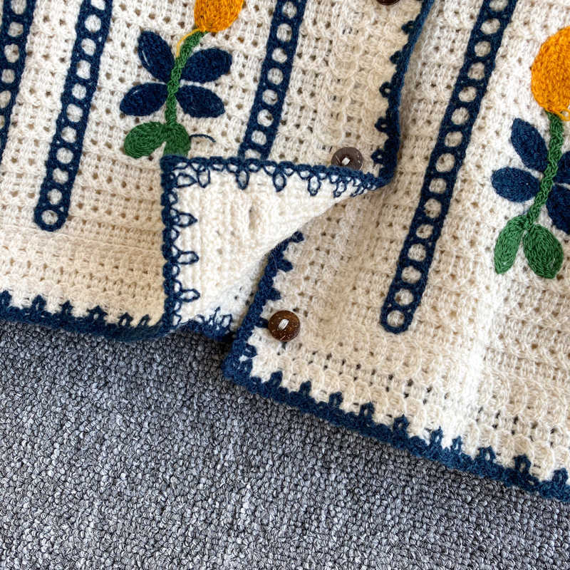 Korean Women's Ins Embroidered Knit Short Tops Lady Fashion Long Sleeve Holiday Blouse V Neck Elegant Shirts Q069 210527