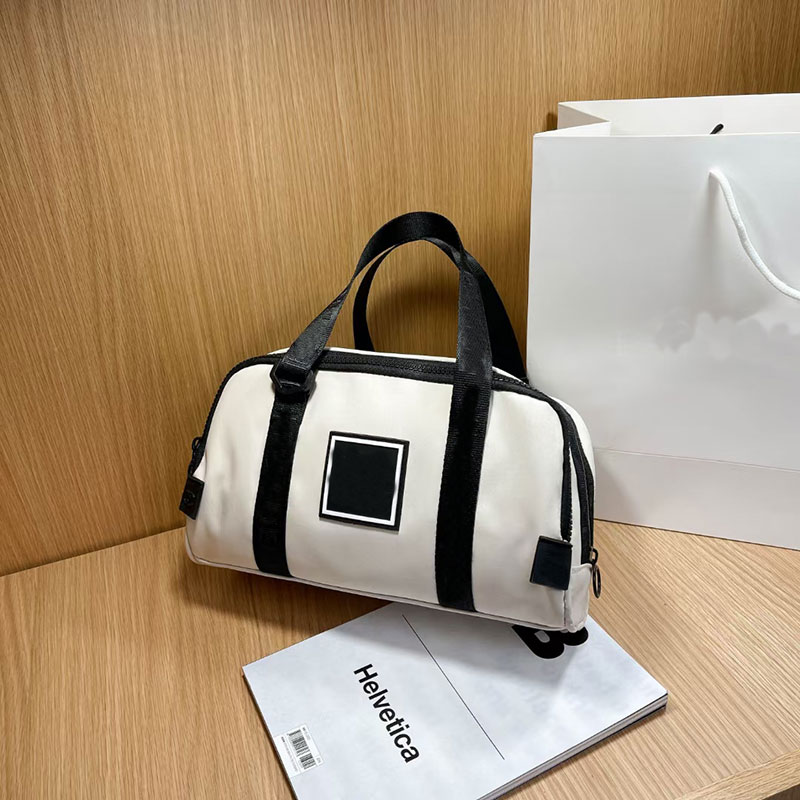 Brand handbag Duffel travel messenger bag high quality men and women outdoor luggage designer sports Tote bags
Brand handbag Duffel travel messenger bag high quality men and women outdoor luggage designer sports Tote bags