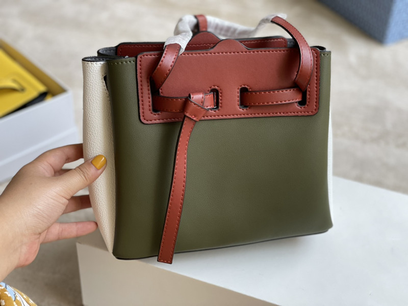 women shoulder bags Tote-bags 2021 autumn and winter new Fashion Ladies crossbody bag Famous Luxury High-quality solid Leather Patchwork 5 colors size:22*20cm, Black 1
women shoulder bags Tote-bags 2021 autumn and winter new Fashion Ladies crossbody bag Famous Luxury High-quality solid Leather Patchwork 5 colors size:22*20cm, Black 1