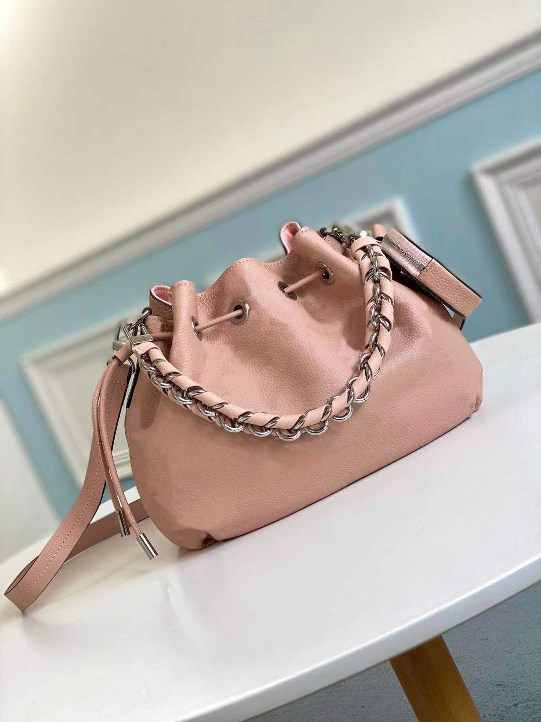 desirable Bella bucket bag in Mahina calf leather with perforated pattern Drawstring Bags attached round coin purse bucket bag M57070 M55798, Shipping
desirable Bella bucket bag in Mahina calf leather with perforated pattern Drawstring Bags attached round coin purse bucket bag M57070 M55798, Shipping