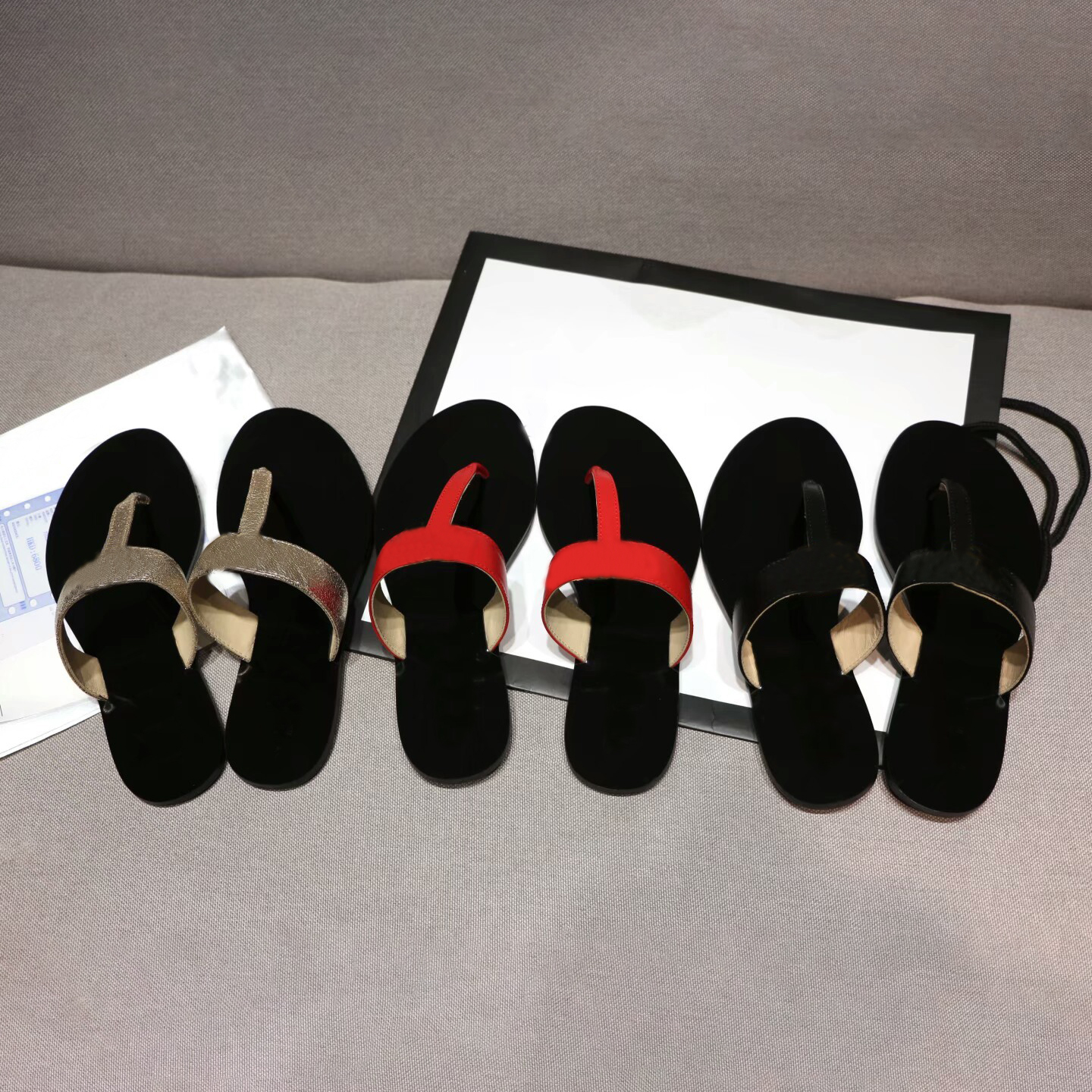 Men Beach slippers Summer fashion women flip flops 100% leather lady Slipper Metal Woman shoes Flat Ladies slides Large size 35-45
Men Beach slippers Summer fashion women flip flops 100% leather lady Slipper Metal Woman shoes Flat Ladies slides Large size 35-45
