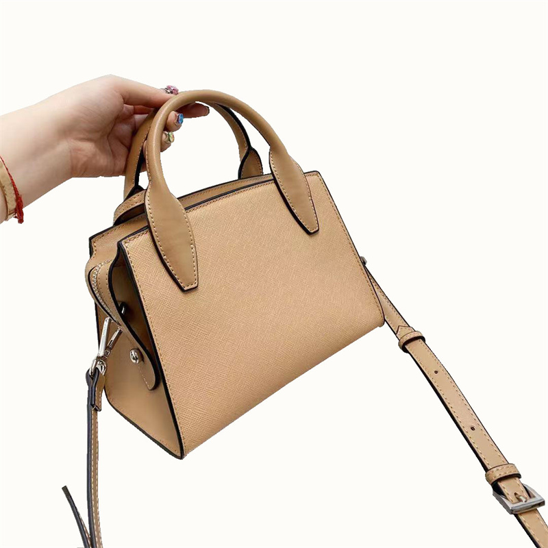 Shoulder bag high-quality original leather ladies stereotyped bags light and versatile daily women handbags inverted triangle letter logo wh
Shoulder bag high-quality original leather ladies stereotyped bags light and versatile daily women handbags inverted triangle letter logo wh