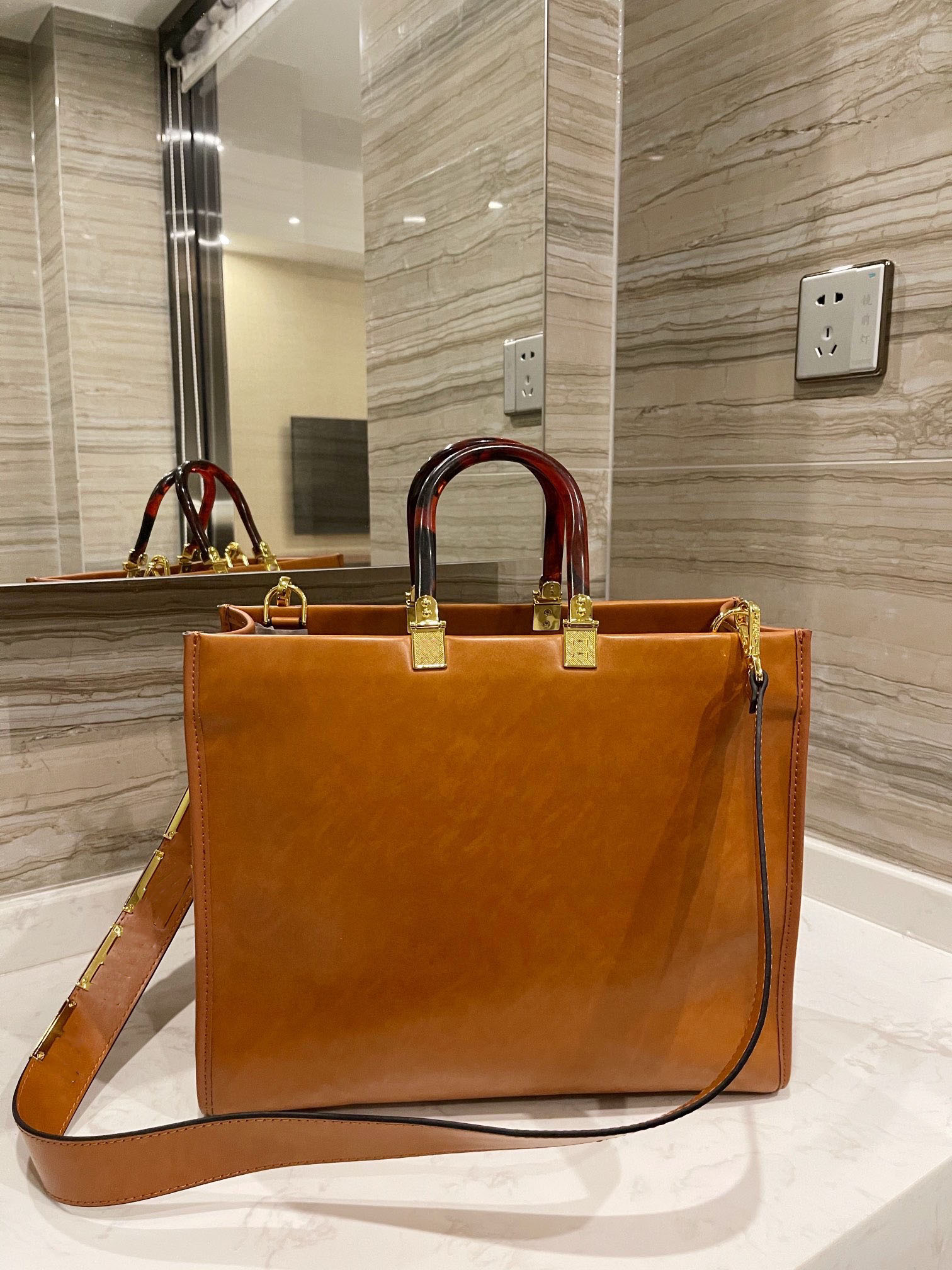 Wholesale designer handbags FF tote bag letter decoration shoulder bag men and women general large capacity sunshine leather handbag FF sunshine shoulder bag
Wholesale designer handbags FF tote bag letter decoration shoulder bag men and women general large capacity sunshine leather handbag FF sunshine shoulder bag