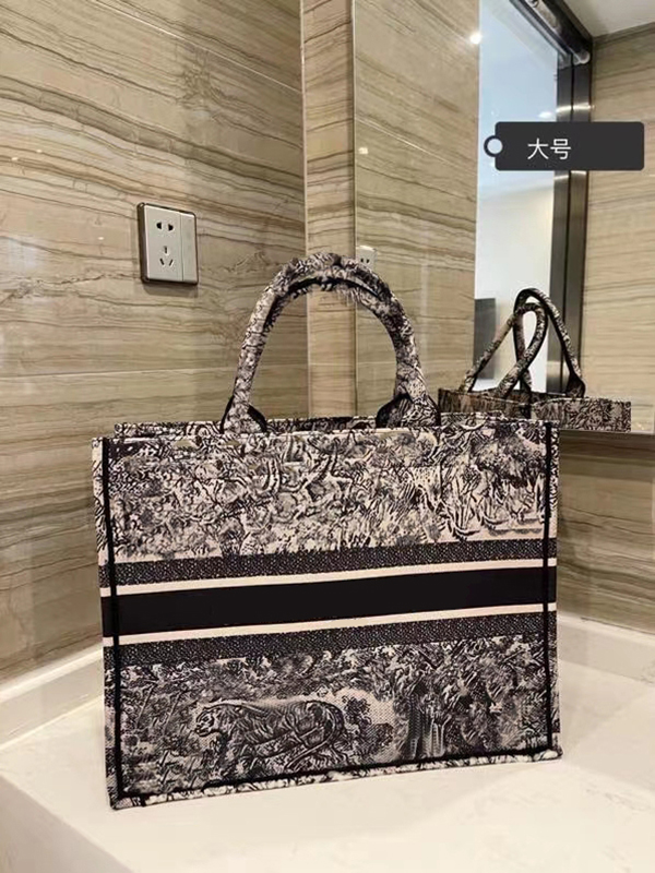 High-end luxury ladies must-have big-name fashionable shopping bags, designer classic design large size 42*34cm can be hand-held or underarm, Make up the difference
High-end luxury ladies must-have big-name fashionable shopping bags, designer classic design large size 42*34cm can be hand-held or underarm, Make up the difference