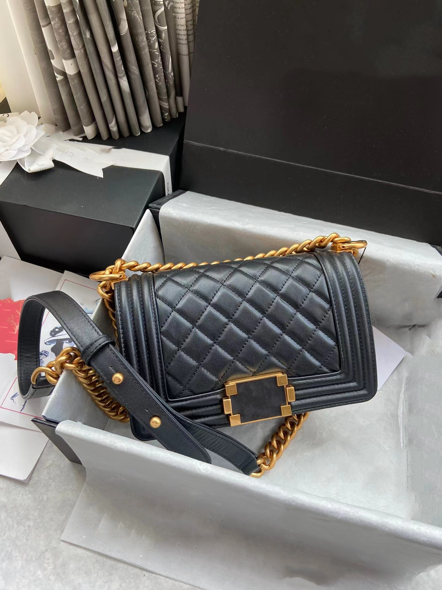 Designer handbags Shoulder chain bag Flap handbag check velvet line purse letter solid clasp waist square stripe women's luxury
Designer handbags Shoulder chain bag Flap handbag check velvet line purse letter solid clasp waist square stripe women's luxury